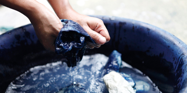藍染のはっぴ、色落ちや色移りを防ぐために自宅でできるお手入れ方法
